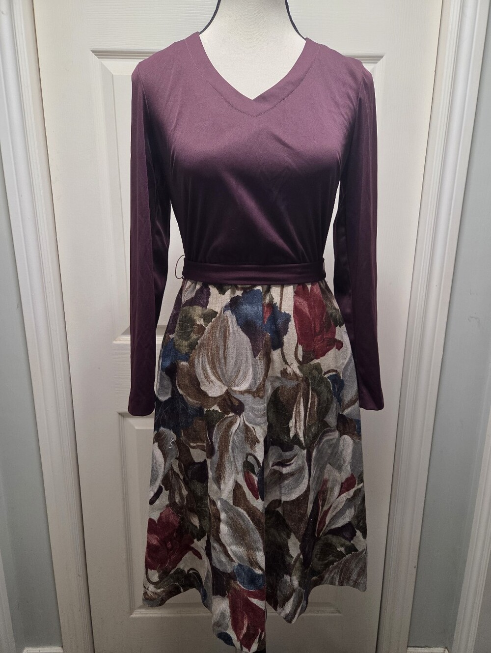 Gorgeous Vintage Union Label V-Neck Long Sleeve Dress Floral Skirt Tie Waist